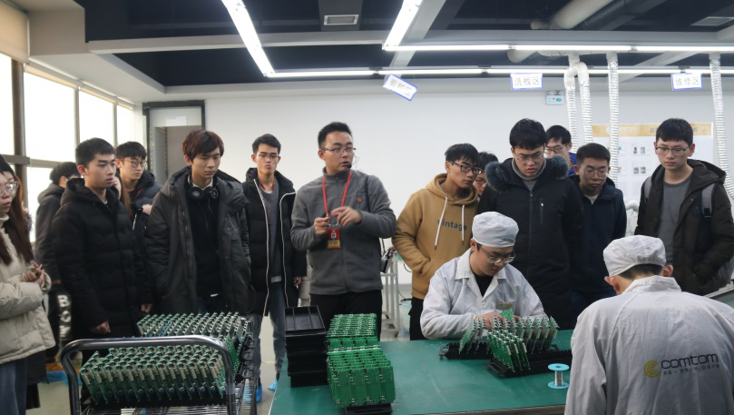 中南大學(xué)的同學(xué)們參觀康通電子貼片車間 中南大學(xué)的同學(xué)們參觀康通電子貼片車間